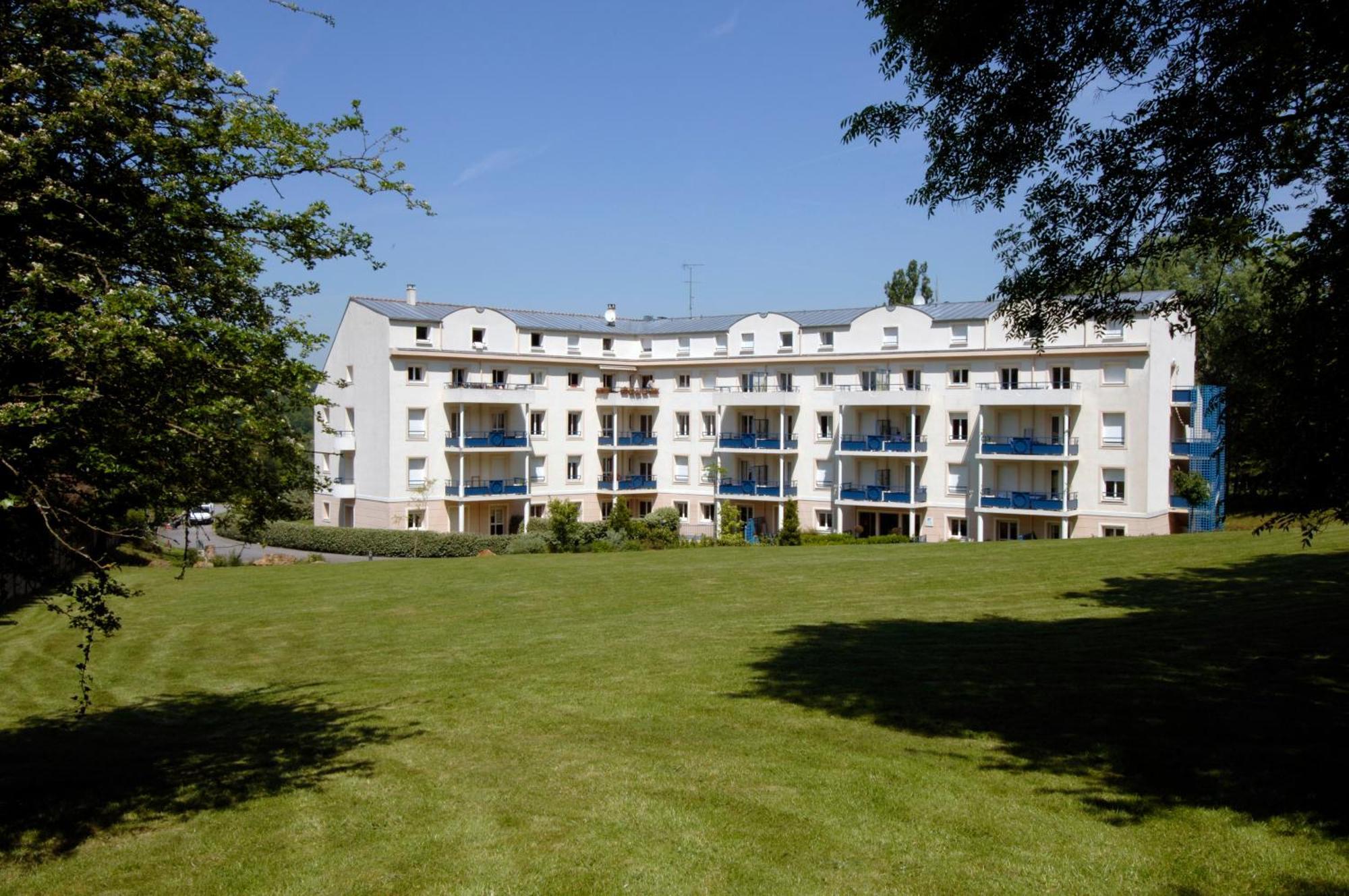 Residence Hotel Les Ducs De Chevreuse Avec Hebergement, Repas & Pdj, Seminaire, Bureau & Parking Exterior foto